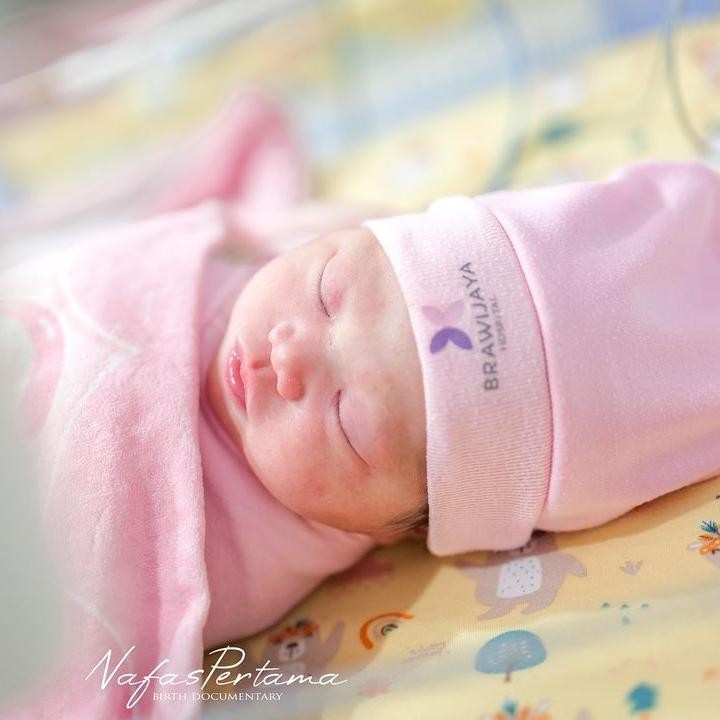 <p>Dalam potret yang dibagikan, baby Retania terlihat didandani dengan baju dan bedong bernuansa serba pink, lengkap dengan topi dan selimut. Putri kedua Nona Willy ini terlihat menggemaskan ya, Bunda? (Foto: Instagram @nonawilly16/ @nafaspertama)</p>