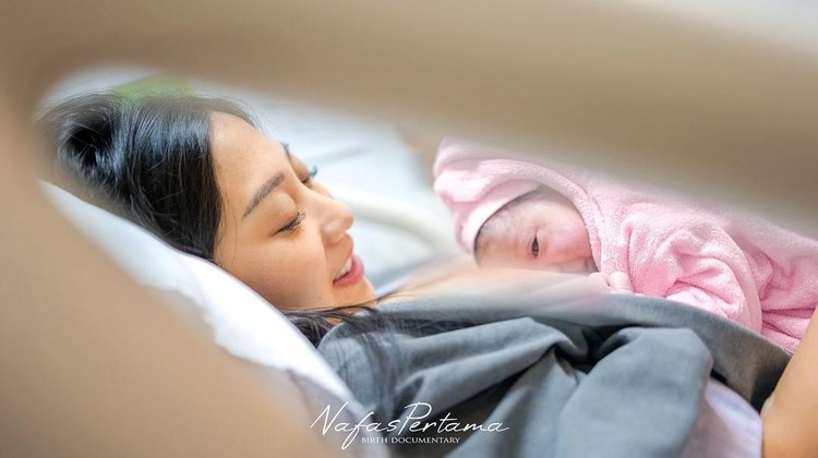 Nona Willy Melahirkan