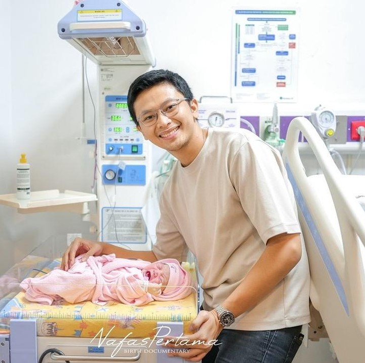 <p>Melalui akun Instagram miliknya, Nona Willy membagikan momen persalinan yang penuh haru dan kebahagiaan. Dalam proses persalinan ini, Nona Willy selalu didampingi sang suami Galih Baghaskara. (Foto: Instagram @nonawilly16/ @nafaspertama)</p>