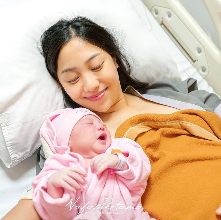 <p>Adik Nikita Willy, Winona Willy atau akrab disapa Nona Willy, baru saja melahirkan anak keduanya pada Selasa (26/11/24) di Rumah Sakit Brawijaya Saharjo, Jakarta Selatan. Nona Willy melahirkan bayi berjenis kelamin perempuan, Bunda. (Foto: Instagram @nonawilly16/ @nafaspertama)</p>