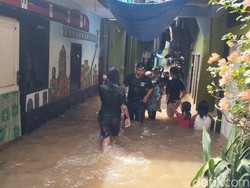 Ketua RT di Kebon Pala Sebut Banjir Sampai 2 Meter: Banyak yang Belum Ngungsi