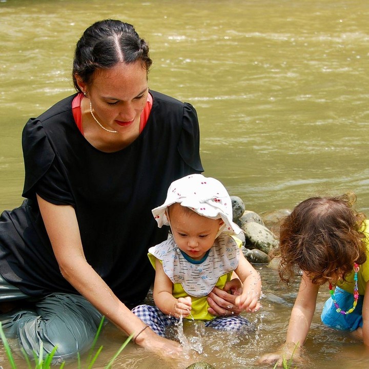 <p>"Ini namanya sungai, Nak! Setelah main <em>rafting</em> di sungai Serayu epik ini, aku ajak anak untuk bermain di sungai. Ada batu, pasir, rumput, semut-semut kecil, kayu, mikroplastik (patahan kecil plastik), suara alam, dan arus sungai. Aku mencoba mengajarkan mereka menjaga diri saat bermain di sungai," tulisnya seraya membagikan potret bersama Djiwa dan Djala di sungai. (Foto: Instagram: @nadinelist)</p>