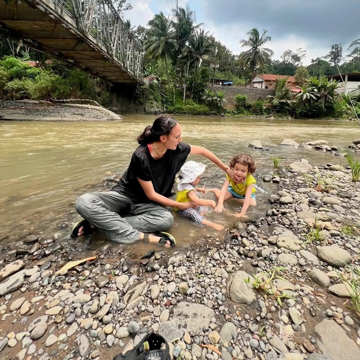 <p>Baru-baru ini, Nadine juga terlihat mengenalkan sungai kepada kedua putrinya ini, Bunda. Melalui laman Instagram-nya, ia menyebutkan dirinya berusaha untuk mengajarkan anak-anaknya untuk menjaga diri saat bermain di sungai. (Foto: Instagram: @nadinelist)</p>
