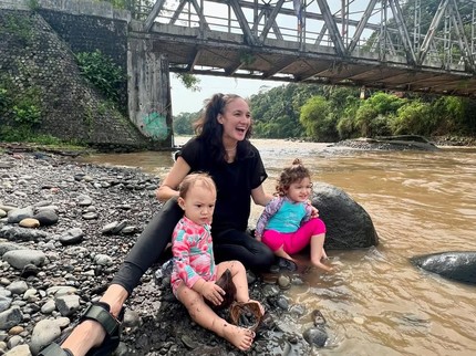 7 Potret Gaya Parenting Nadine Chandrawinata Kerap Dipuji Followers, Terbaru Ajak Anak Main di Sungai