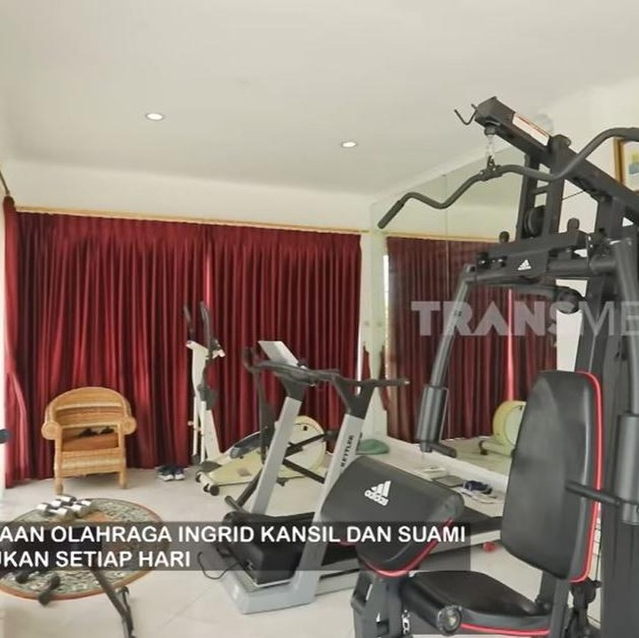 <p>Di rumahnya, Inggrid juga membangun <em>gym</em> untuk tempat olahraga. Di tempat ini, ia dan sang suami Syarief Hasan sering menghabiskan waktu untuk olahraga bersama. (Foto: YouTube TRANS7 OFFICIAL)</p>
