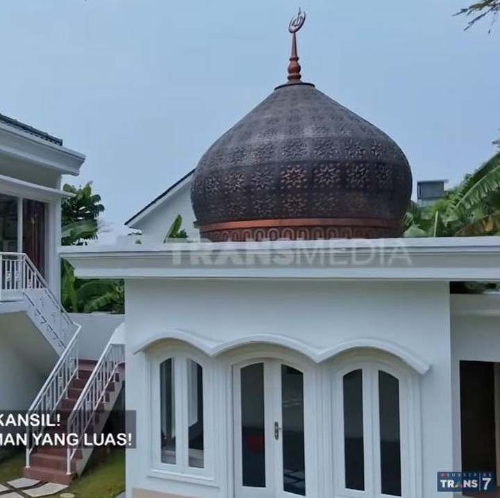 <p>Di dalam tanah rumahnya yang luas, Inggrid mendirikan beberapa bangunan selain rumah utama. Ada rumah khusus untuk asisten rumah tangga dan ada pula bangunan mushola. Di belakang rumah Inggrid juga terdapat lapangan golf yang sering digunakannya dan keluarga untuk mengisi waktu luang, Bunda. (Foto: YouTube TRANS7 OFFICIAL)</p>