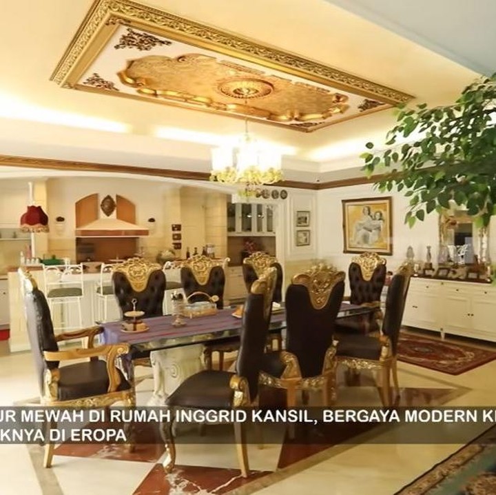 <p>Di sebelah ruang tengah terdapat ruang makan yang masih didominasi desain Eropa dengan dekorasi modern klasik. Di sini terdapat pula barang-barang antik yang membuat suasana ruangan terlihat mewah. (Foto: YouTube TRANS7 OFFICIAL)</p>