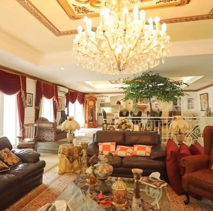 <p>Ruang tengah yang terletak di lantai dua rumah khusus digunakan sebagai tempat berkumpul keluarga dan sahabat kala bertamu. Ruangan ini didominasi warna emas dengan dekorasi dan ornamen bernuansa Eropa modern klasik. (Foto: YouTube TRANS7 OFFICIAL)</p>