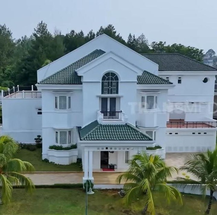 <p>Artis Inggrid Kansil tinggal di hunian mewah di kawasan elit Sentul, Bogor. Rumah mewah Inggrid yang terlihat bak istana ini memiliki luas 4.000 meter persegi. (Foto: YouTube TRANS7 OFFICIAL)</p>