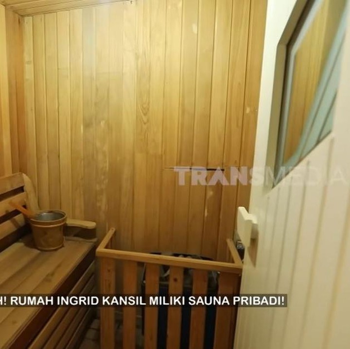 <p>Selain <em>gym</em>, Inggrid juga membuat tempat sauna untuk bersantai. Ruang sauna ini didominasi oleh bahan kayu cokelat. (Foto: YouTube TRANS7 OFFICIAL)</p>