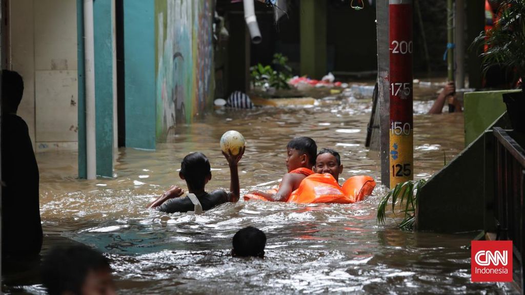 Dua Hari Banjir di Kebon Pala Jaktim, Tinggi Air Sudah 1,3 Meter