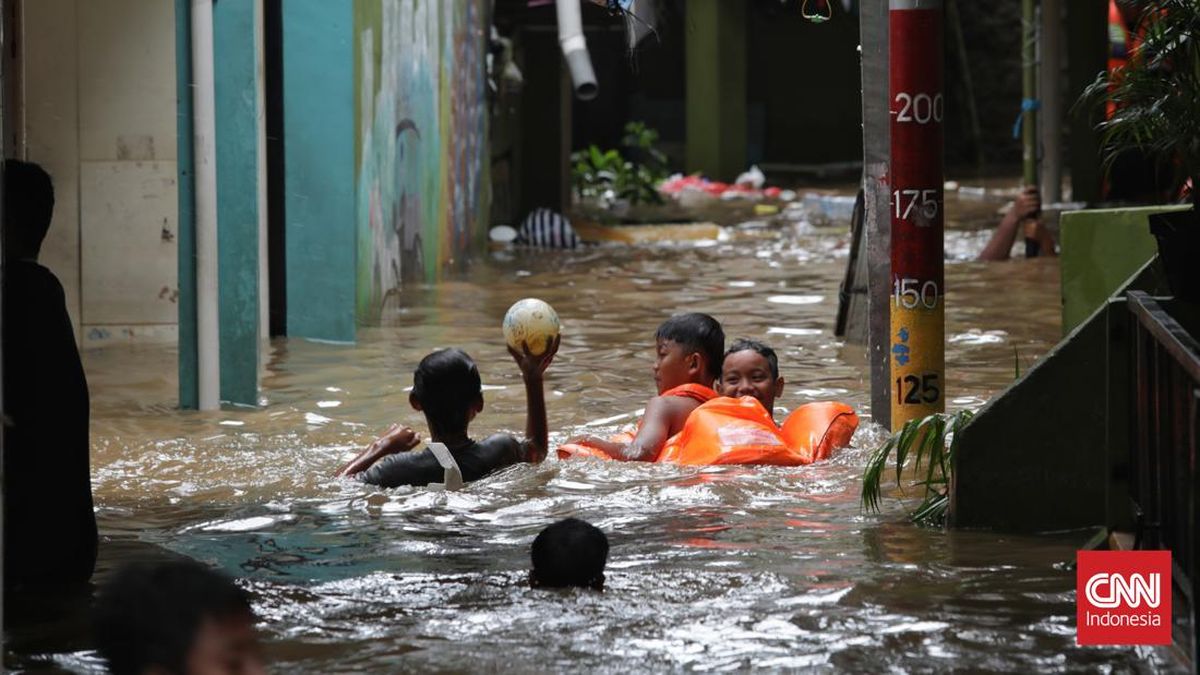 Dua Hari Banjir di Kebon Pala Jaktim, Tinggi Air Sudah 1,3 Meter