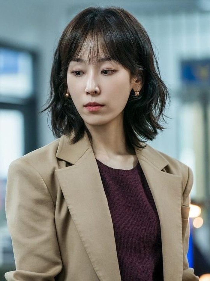 Untuk outfit simpel lainnya, Seo Hyun Jin memadupadankan blazer dengan inner berbahan dasar knit yang nyaman./ Foto: instagram.com/netflixkr