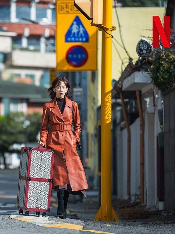 Salah satu gayanya yang simpel dan modis yaitu penggunaan leather coat dengan longsleeve neck sebagai inner. Tak ketinggalan, ia juga mengenakan sepasang boots./ Foto: instagram.com/netflixkr