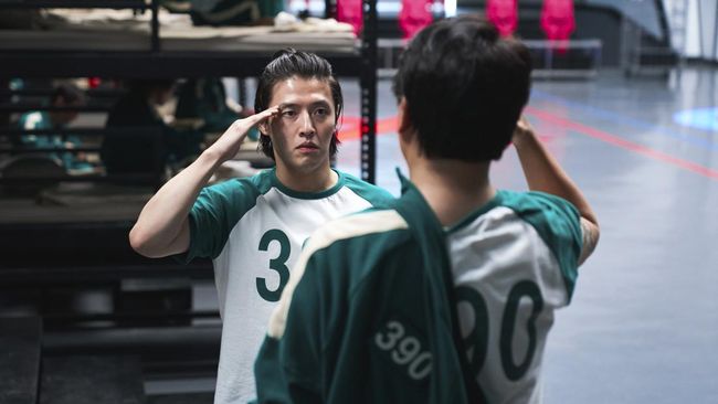 Squid Game 2 ramai dikecam penonton Vietnam karena menampilkan suatu adegan yang dinilai mendistorsi sejarah negara tersebut.
