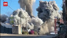 VIDEO: Detik-detik Rudal Israel Hantam Gedung di Nuseirat Gaza