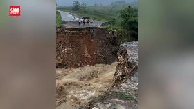 VIDEO: Penampakan Jalan Amblas di Akses Menuju Puncak 2