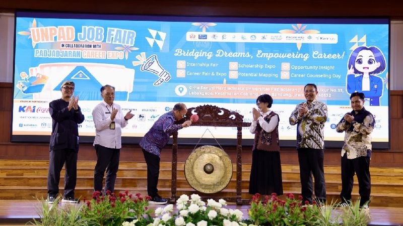 Sekretaris Jenderal Kementerian Ketenagakerjaan (Kemnaker) Anwar Sanusi membuka Unpad Job Fair 2024 di Universitas Padjadjaran