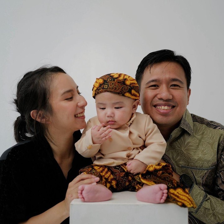 <p>Di foto keluarganya, Joshua juga terlihat mengenakan baju batik berwarna hijau. Sementara istrinya Clay tampak memakai busana berwarna hitam. (Foto: Instagram @clairineclay)</p>