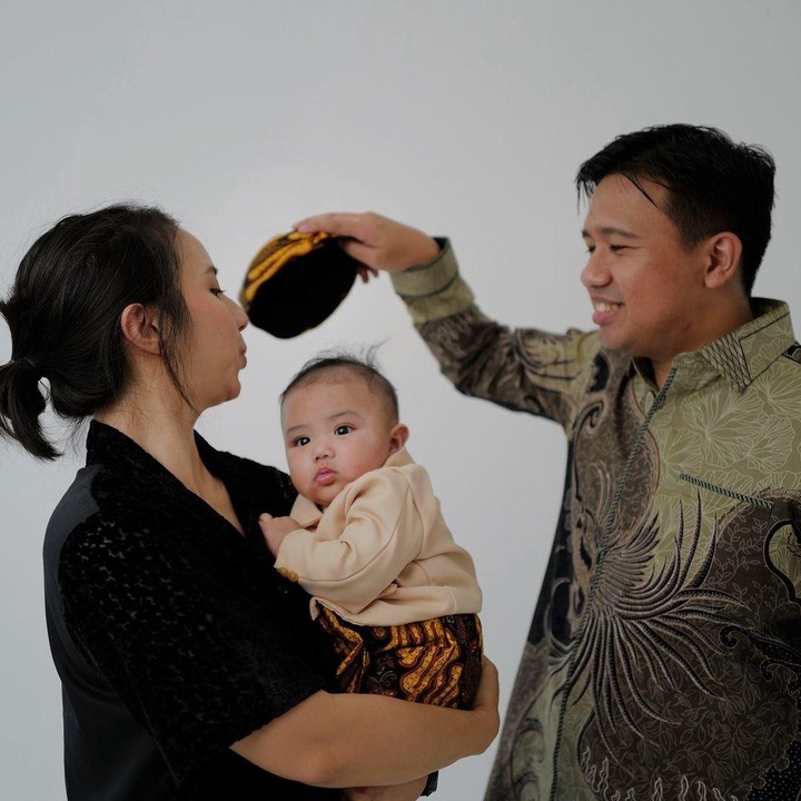 <p>Dalam potret ini, baby Elio tampil menggemaskan. Elio mengenakan beskap Jawa lengkap berwarna cokelat muda dan dipadukan dengan kain bawahan batik senada dengan penutup kepala blankon. (Foto: Instagram @clairineclay)</p>