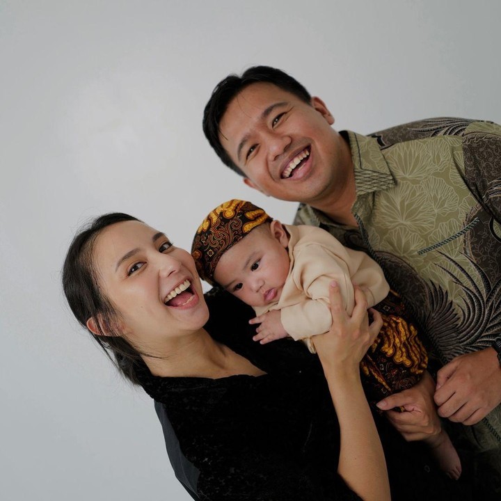 <p>Pasangan artis Joshua Suherman dan Clairine Clay baru-baru ini membagikan potret keluarga kecil mereka setelah sang putra, Elio B. Suherman, lahir pada 22 Juli 2024. Ini menjadi foto keluarga pertama mereka yang diambil dengan konsep studio foto dan dibagikan ke publik, Bunda. (Foto: Instagram @clairineclay)</p>
