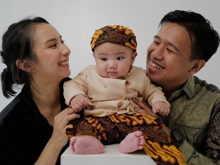 5 Potret Keluarga Kecil Joshua Suherman dan Clairine Clay, Gemas Baby Elio Kenakan Beskap Jawa