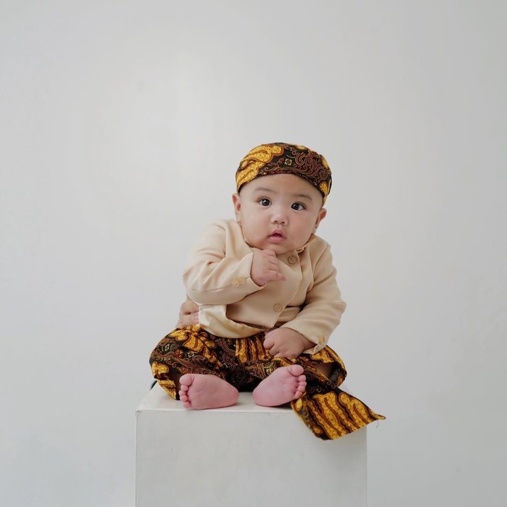 <p>Baby Elio juga berpose sendiri lho. Dalam satu foto, Elio tampak duduk anteng dan memamerkan pose menggemaskannya. Foto Elio ini banyak menuai respons positif dari netizen yang mengaku gemas melihatnya. "Ya ampun elio emesh banget sich," tulis akun @kes***. "Gemeshhh bangettt," ujar @rif***. (Foto: Instagram @clairineclay)</p>
