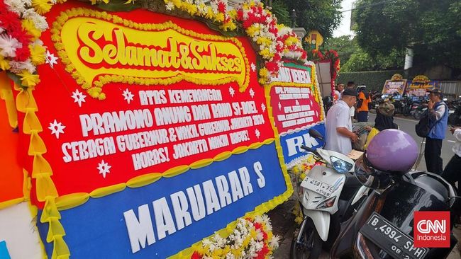 Karangan Bunga Banjiri Markas Pemenangan Pramono, Ada dari 'RK'