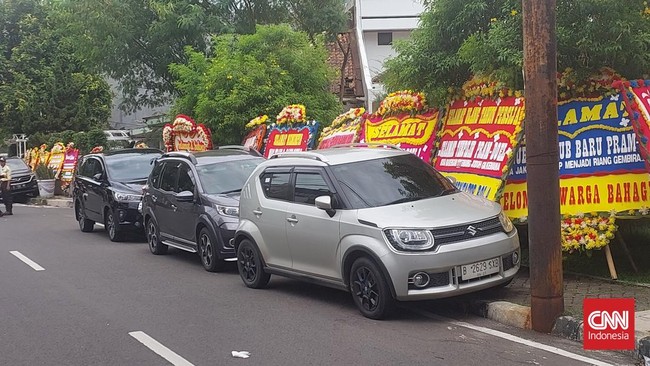 Karangan kembang bertuliskan ucapan selamat membanjir markas pemenangan Pramono-Rano Karno di Menteng, Jakarta Pusat.