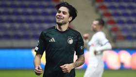FOTO: Kevin Diks Penentu Kemenangan, Hilgers Sial di Europa League