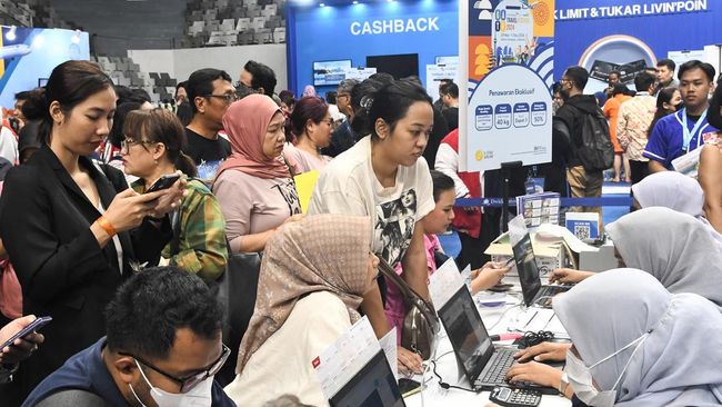 Pengunjung melakukan transaksi di sejumlah stan agen perjalanan pada hari pertama Garuda Indonesia Travel Festival (GATF) di Istora Senayan, Jakarta Pusat, Jumat (29/11/2024). Penyelenggaraan di Jakarta merupakan puncak dari GATF 2024 untuk menawarka