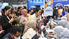 Pengunjung melakukan transaksi di sejumlah stan agen perjalanan pada hari pertama Garuda Indonesia Travel Festival (GATF) di Istora Senayan, Jakarta Pusat, Jumat (29/11/2024). Penyelenggaraan di Jakarta merupakan puncak dari GATF 2024 untuk menawarka