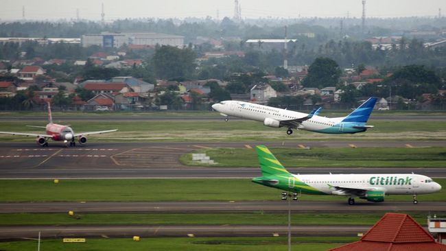 Sejarah penerbangan Indonesia bermula dari Surabaya tahun 1913, berkembang hingga lahirnya Garuda Indonesia dan bandara-bandara bersejarah.