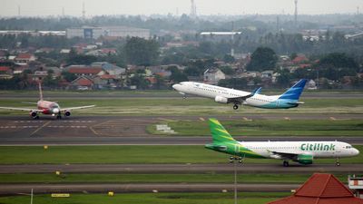 Aktivitas penerbangan terlihat di landasan pacu selatan di Bandara Soekarno Hatta, Tangerang, Banten, Kamis (28/11/2024). Pemerintah sepakat menurunkan harga tiket pesawat untuk penerbangan domestik s