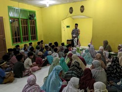 Pengabdian Aiptu Imam Ghozali 12 Tahun Ajarkan Anak-Anak di Keerom Mengaji