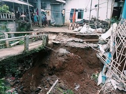 Tebing Longsor Akibat Hujan Deras, Jembatan Penghubung Desa Bogor Putus