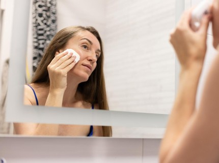 10 Rekomendasi Sunscreen Stick Terbaik, Pemilik Kulit Berminyak Merapat!