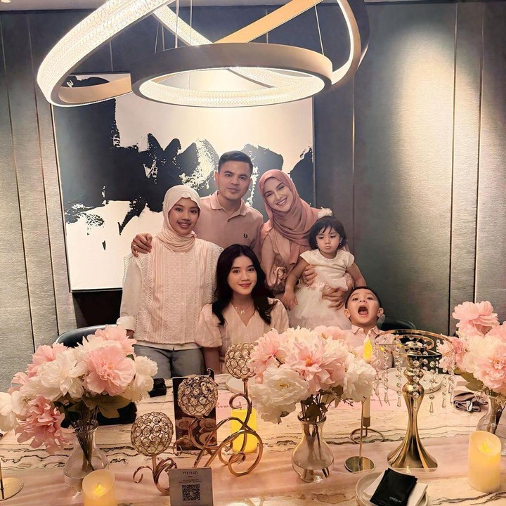 <p>Bahkan, belum lama ini, Haldy turut membagikan potret bersama Irish dan anak-anaknya di media sosial. "Aku lengkap," tulis Haldy, dikutip dari laman <em>Instagram@haldy_sabri,</em> Jumat (29/11/2024). (Foto: Instagram@haldy_sabri)</p>
