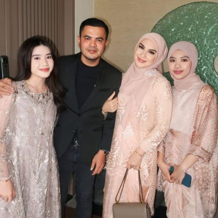 <p>Dari pernikahan sebelumnya, Haldy diketahui memiliki dua putri yang telah tumbuh dewasa. Mereka adalah Syifa Mutiara yang kini berusia 21 tahun dan Hasya berusia 19 tahun. (Foto: Instagram@_irishbella_)</p>