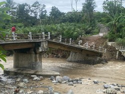 Jembatan Wanayasa-Pagentan Banjarnegara Nyaris Ambruk, Akses Jalan Putus