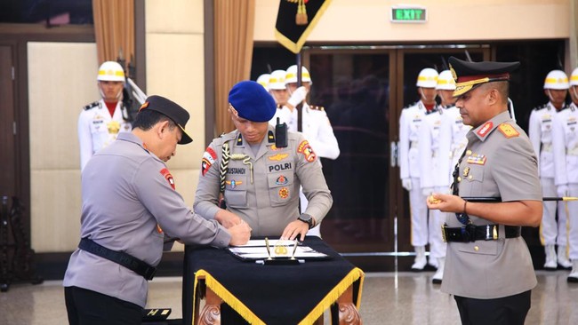 Kapolri Jenderal Listyo Sigit Prabowo memimpin upacara kenaikan pangkat 13 Perwira Tinggi Polri, sebagai penghargaan atas dedikasi dan kinerja mereka.