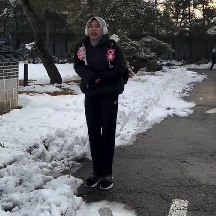 <p>Mega mem-posting video singkat di Instagram Stories kala menikmati salju pertama di Korea. Dalam unggahan ini, Megawati terlihat menahan kedinginan saat berdiri di tengah salju yang turun. "<em>First snow</em>," tulisnya. (Foto: Instagram @megawatihangestrip)</p>
