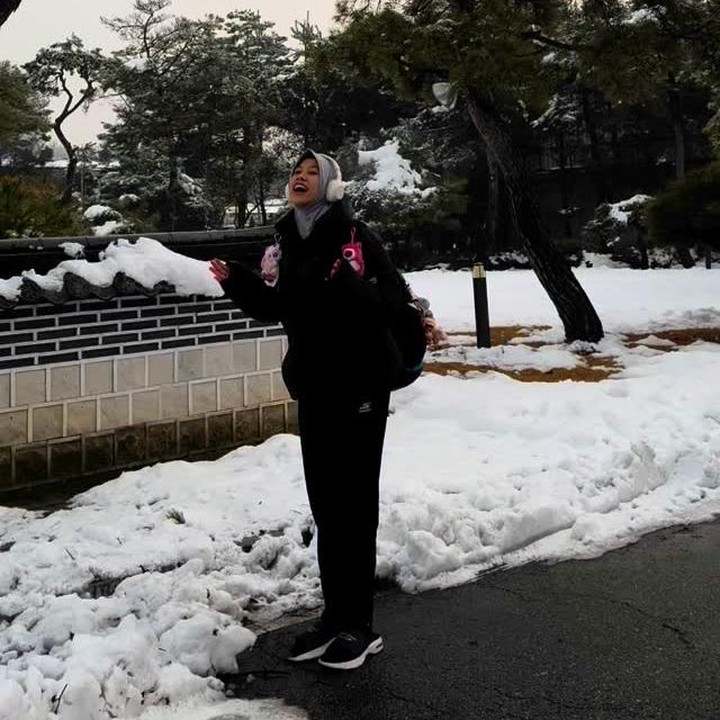 <p>Melalui unggahan ini, Mega juga menunjukkan salju yang turun dengan lebat, menutupi sebagian besar jalanan. Perlu diketahui ya, salju pertama yang turun di Korea Selatan saat ini, khususnya di Seoul, merupakan hujan salju terhebat sejak pencatatan pertama dilakukan pada tahun 1907. Bahkan menurut <em>BBC</em>, dilaporkan bahwa salju yang menutupi kota Seoul ini mengalahkan rekor pada bulan November 1972. (Foto: Instagram @megawatihangestrip)</p>