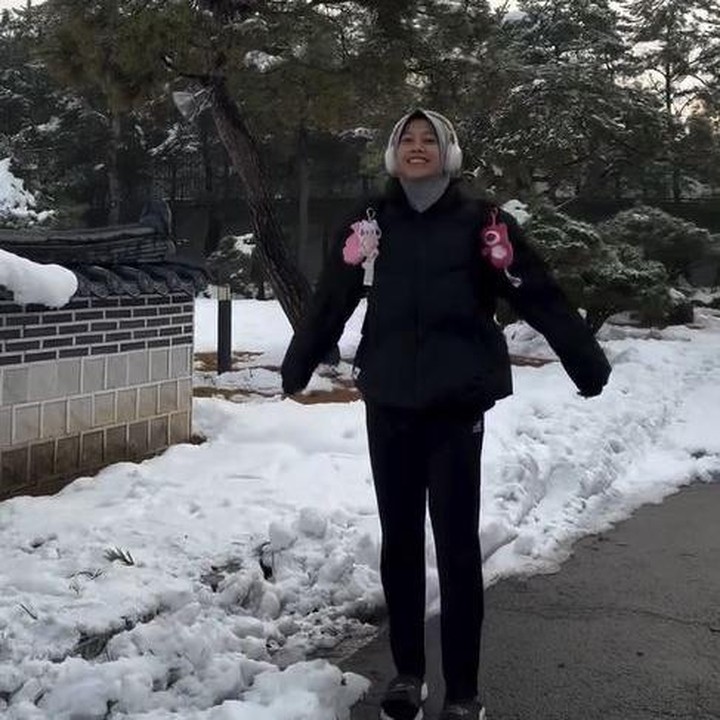 <p>Di video ini, Mega terlihat mengenakan hijab berwarna abu-abu dengan baju tebal berwarna hitam yang senada dengan warna celananya. Mega mengunggah video ini disertai lagu berjudul <em>First Snow</em> milik boyband terkenal EXO. (Foto: Instagram @megawatihangestrip)</p>