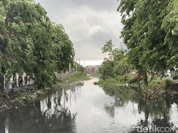 Innova di Surabaya Tercebur ke Sungai Setelah Terseret Angin Kencang