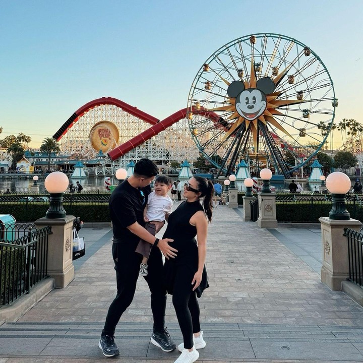 <p>Selama berada di AS, Nikita Willy memng banyak melakukan aktivitas bersama Issa. Beberapa waktu lalu, istri Indra Priawan ini mengajak Issa ke taman hiburan Disneyland. (Foto: Instagram @nikitawillyofficial94)</p>