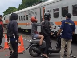 Nyaris Tertemper KA, Pengendara Arogan Bandung Diselamatkan Relawan