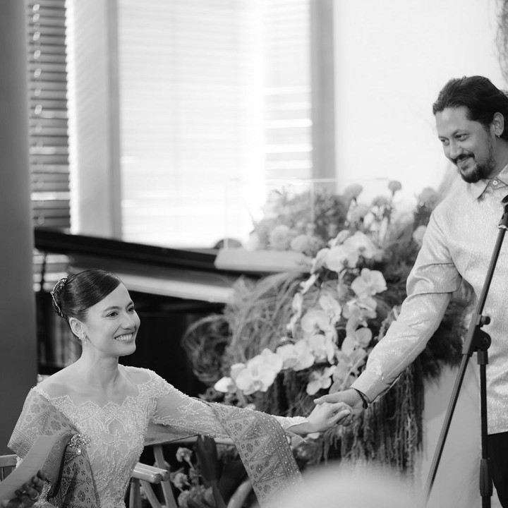 <p>Dalam foto yang dibagikan, Pevita mengunggah momen ketika berpegangan tangan dengan sang kakak, Keenan Pearce. Kakak Pevita ini bahkan sempat meneteskan air mata bahagia kala sang adik dilamar oleh pria pujaannya. (Foto: Instagram @pevpearce)</p>