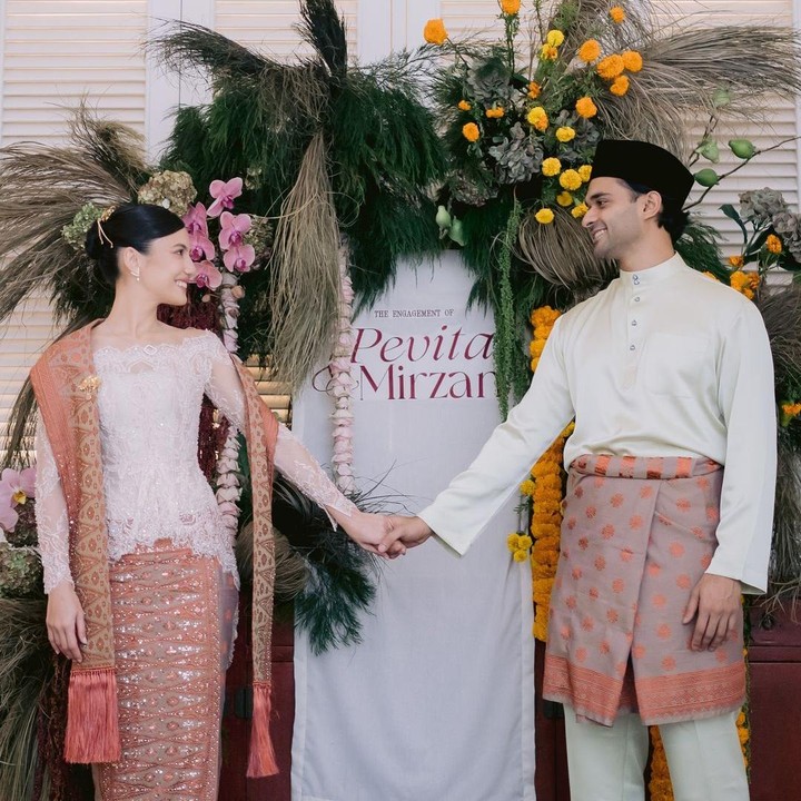 <p>Setelah menikah, nama Pevita Pearce dan suami, Mirzan Meer, terus diperbincangkan oleh netizen, Bunda. Pasangan yang mengikat janji suci pada 20 Oktober 2024 itu terlihat semakin mesra, lho. (Foto: Instagram @pevpearce)</p>