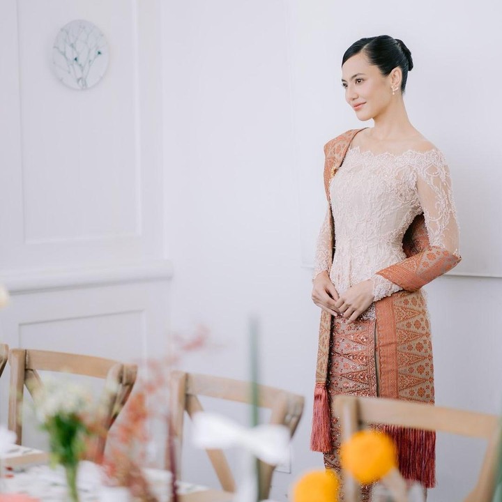 <p>Melalui akun di media sosial miliknya, Pevita mengunggah foto acara pertunangan yang dihadiri oleh keluarga dan kerabat dekatnya. "<em>The sweetest "yes" of my life</em>," tulisnya. Tapi meski mulai terbuka dengan kehidupan pribadinya, Pevita tampaknya masih merahasiakan tanggal dan tempat acara ini berlangsung, Bunda. (Foto: Instagram @pevpearce)</p>